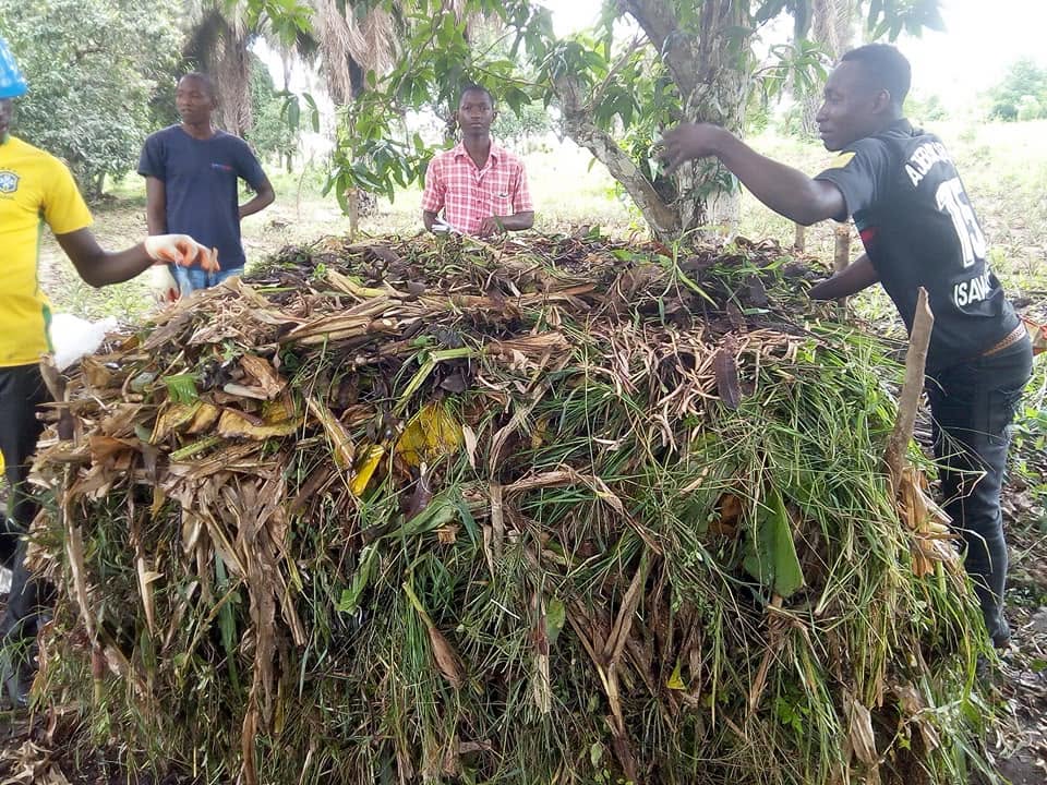 Formation des étudiants en compostage à Kinyaya